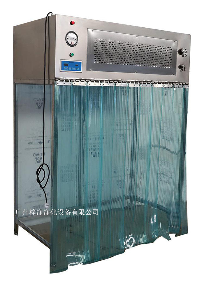 百級潔凈層流罩它主要由箱體、風機、初效空氣過濾器、高效空氣過濾器、阻尼層、燈具等組成。