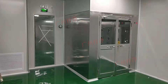 風淋室原理是通過強效空氣射流對人員或物品進行表面吹淋，以去除附著在表面上的塵埃和微生物。