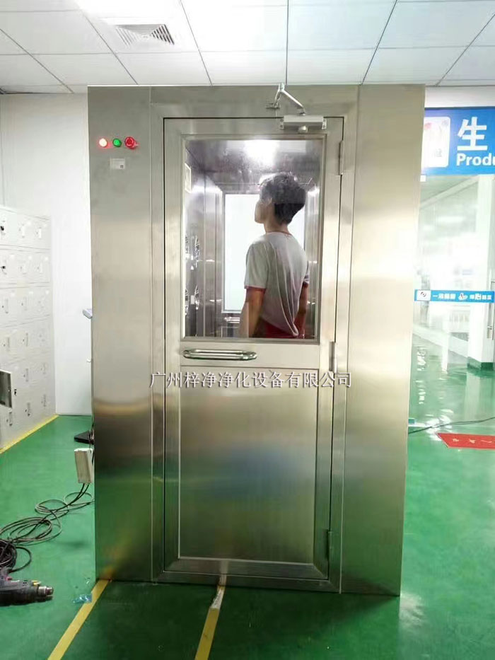 操作前應(yīng)檢查風(fēng)淋室各部件是否完好，包括門體、噴嘴、風(fēng)機(jī)、照明等。
